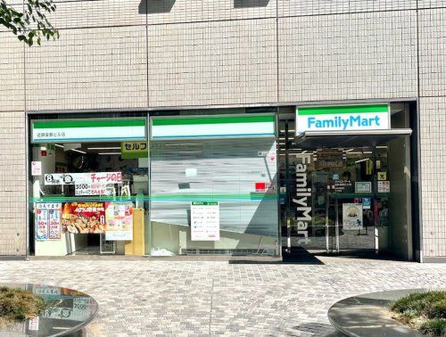 近くのファミリーマート 近鉄堂島ビル店まで74m（徒歩1分）