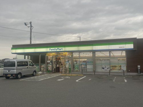 近くのファミリーマート 東温南方店まで1,408m（徒歩18分）