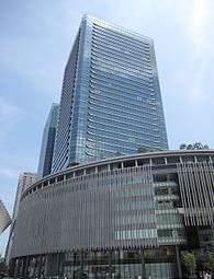 近くのグランフロント大阪まで1,324m（徒歩17分）