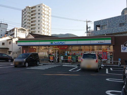 近くのファミリーマート 喜々津駅前店まで300m（徒歩4分）
