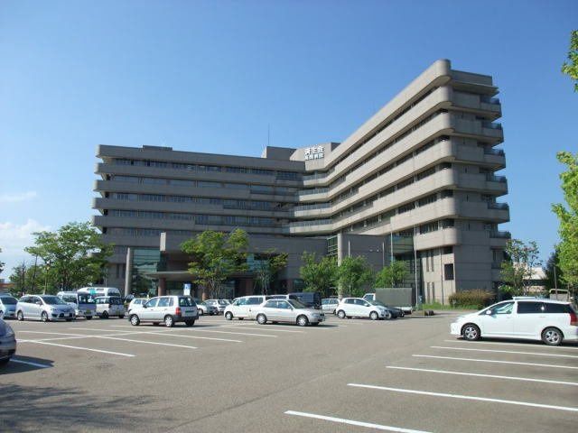 近くの済生会高岡病院まで1,388m（徒歩18分）
