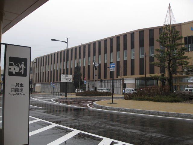 近くの新高岡まで326m（徒歩5分）