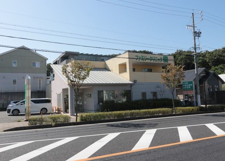 近くのファミリークリニック優まで425m（徒歩6分）