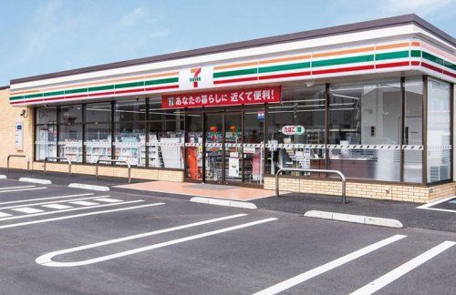 近くのコンビニまで613m（徒歩8分）