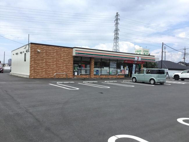 近くのセブンイレブン 前橋上沖町店まで498m（徒歩7分）