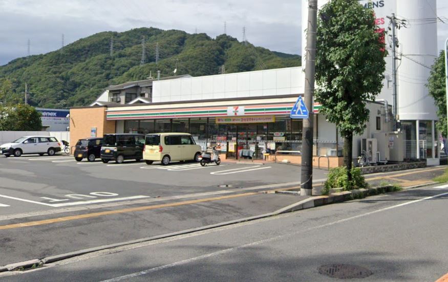 近くのコンビニまで593m（徒歩8分）