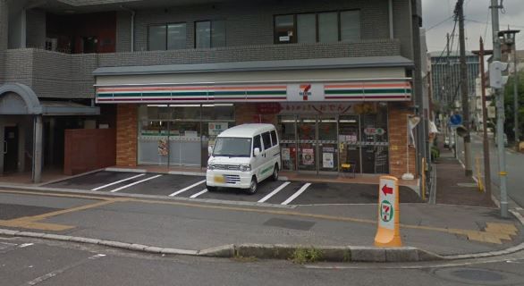 近くのコンビニまで460m（徒歩6分）