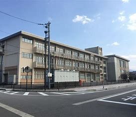 近くの砺波市立出町中学校まで1,107m（徒歩14分）