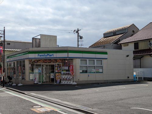 近くのコンビニまで638m（徒歩8分）