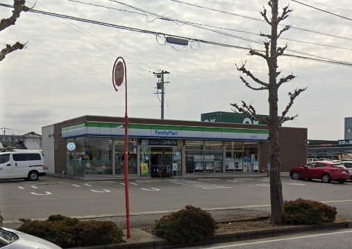 近くのファミリーマート今津店まで407m（徒歩6分）