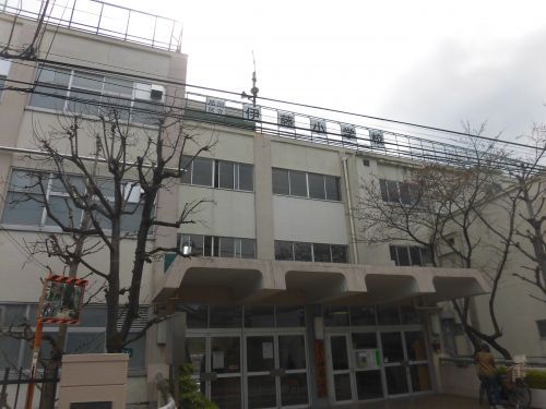 近くの伊藤小学校まで376m（徒歩5分）