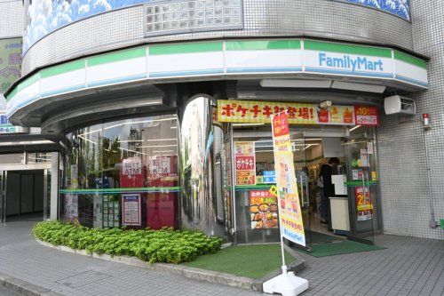 近くのファミリーマート 浮間舟渡駅前店まで596m(徒歩8分)