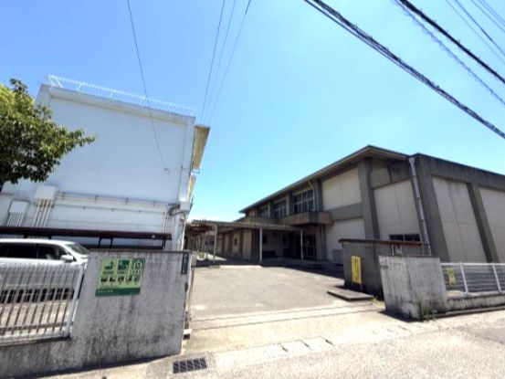 近くの徳島市立昭和小学校まで760m(徒歩10分)