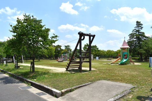 近くの中央公園まで660m(徒歩9分)