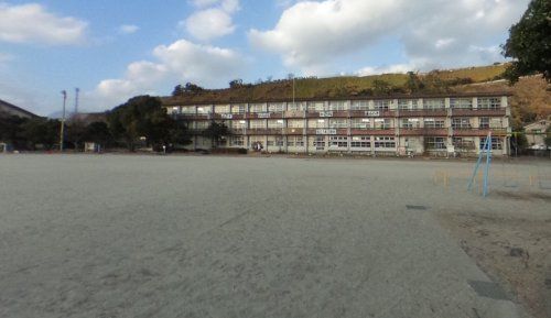 近くの垂水市立垂水小学校まで631m（徒歩8分）