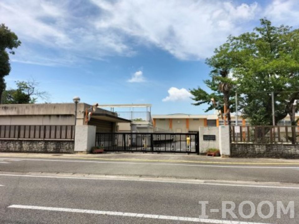 近くの愛媛大学教育学部附属特別支援学校まで463m(徒歩6分)