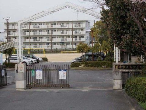 近くの草津市立南笠東小学校まで975m(徒歩13分)