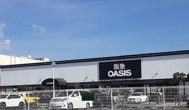 近くの阪急オアシス高槻川西店まで374m（徒歩5分）