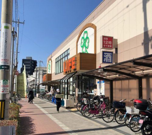 近くのライフ十三東店まで377m（徒歩5分）