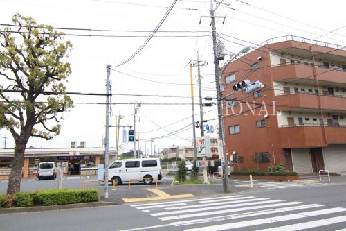 近くのセブン－イレブン足立東伊興３丁目店まで700m（徒歩9分）