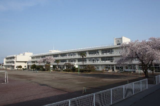 近くの伊勢崎市立赤堀小学校まで1,101m(徒歩14分)
