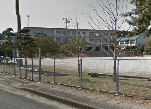 近くの諫早市立みはる台小学校まで720m（徒歩9分）