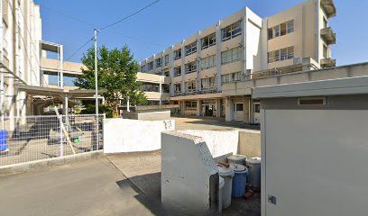 近くの高松市立弦打小学校まで990m(徒歩13分)
