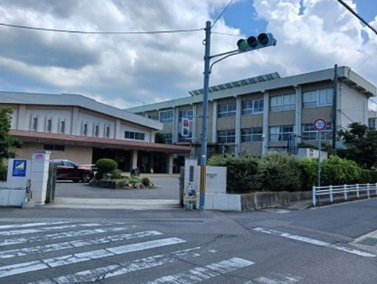 近くの高松市立林小学校まで1,589m（徒歩20分）