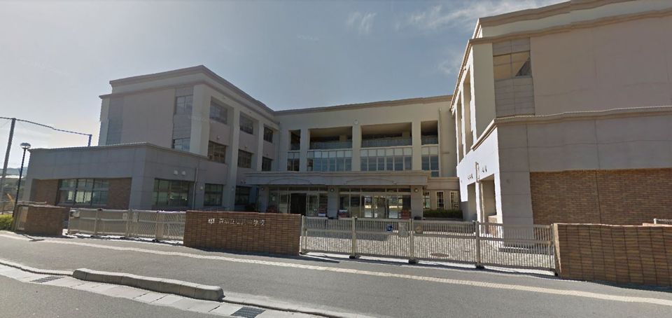 近くの呉市立川尻中学校まで1,100m(徒歩14分)