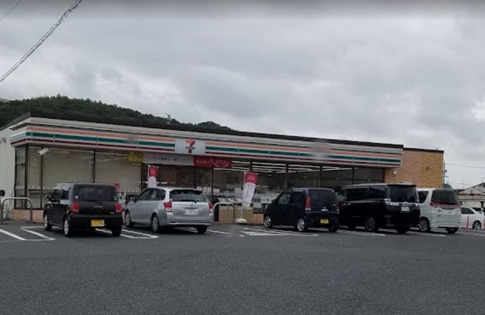 近くのコンビニまで1,023m（徒歩13分）