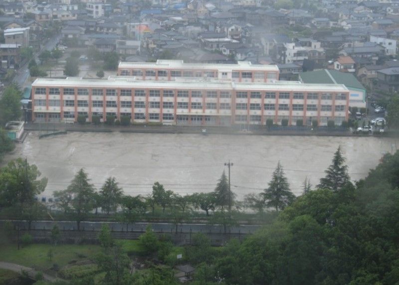 近くの尾張旭市立城山小学校まで886m（徒歩12分）