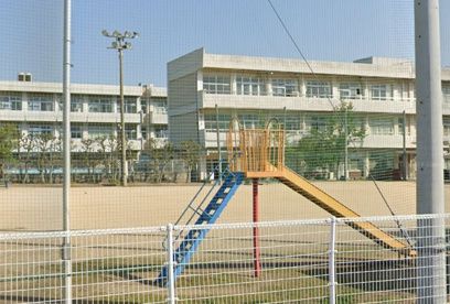 近くの小学校まで615m（徒歩8分）