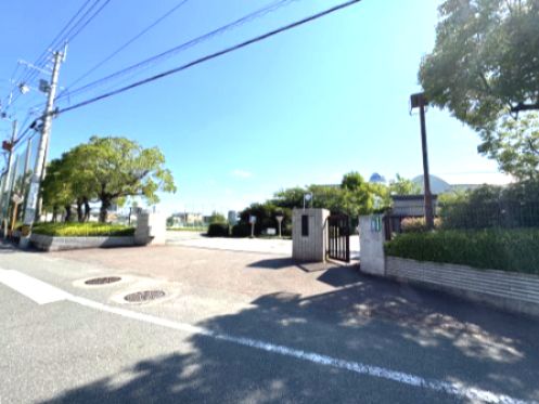 近くの国立鳴門教育大学学校教育学部附属中学校まで927m（徒歩12分）