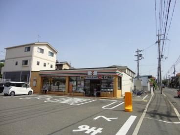 近くのコンビニまで295m（徒歩4分）