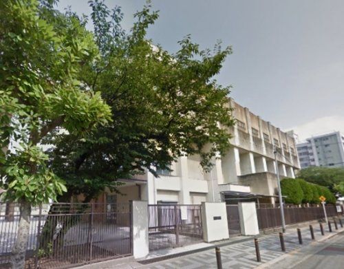 近くの旭陽中学校まで990m（徒歩13分）