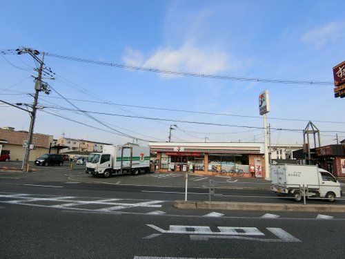 近くのコンビニまで245m（徒歩4分）