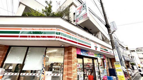 近くのセブンイレブンまで587m（徒歩8分）