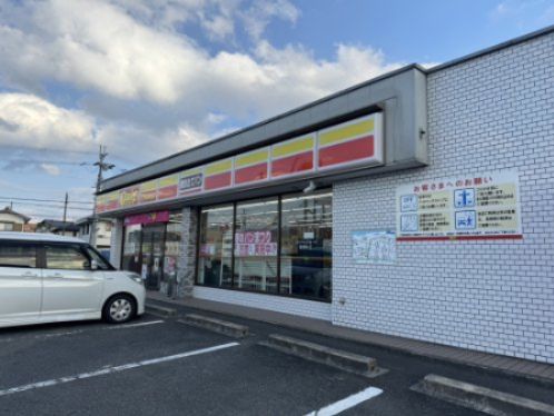 近くのデイリーヤマザキ かつらぎ町妙寺店まで525m（徒歩7分）