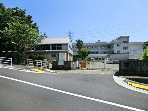 近くの横須賀市立粟田小学校まで587m（徒歩8分）