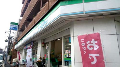 近くのファミリーマート横浜浅間町店まで500m（徒歩7分）