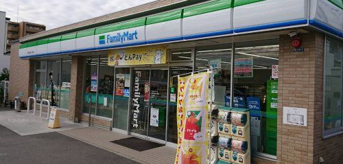 近くのファミリーマート 吹田江坂五丁目店まで692m(徒歩9分)