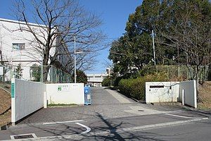 近くの小学校まで606m（徒歩8分）