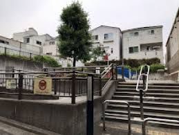 近くの西五反田六丁目児童遊園まで361m（徒歩5分）