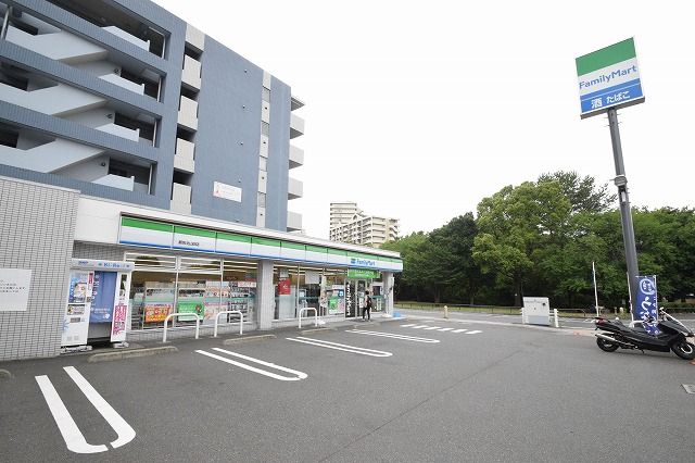 近くのファミリーマート 都筑北山田店まで645m（徒歩9分）