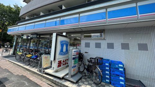 近くのコンビニまで620m（徒歩8分）