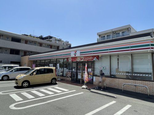 近くのコンビニまで198m（徒歩3分）