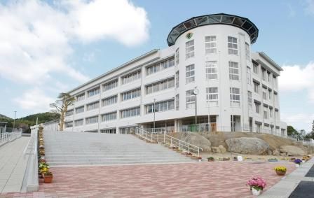 近くの宮若市立宮若東中学校まで1,572m（徒歩20分）