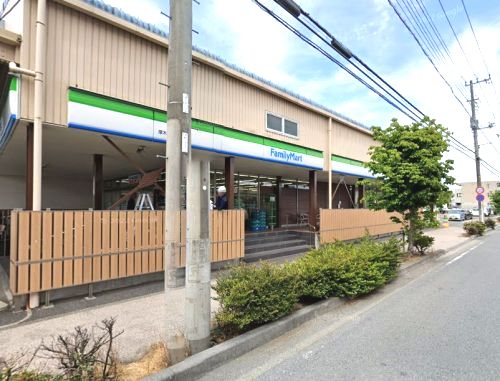 近くのファミリーマート 厚木岡田団地店まで744m(徒歩10分)