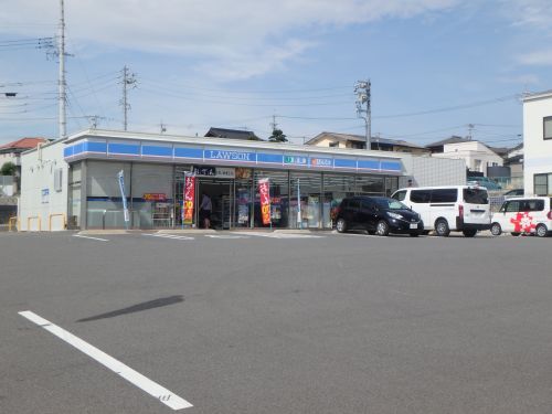 近くのローソン半田二ツ坂町店まで475m（徒歩6分）