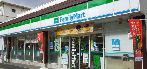 近くのファミリーマート 新北野三丁目店まで622m（徒歩8分）